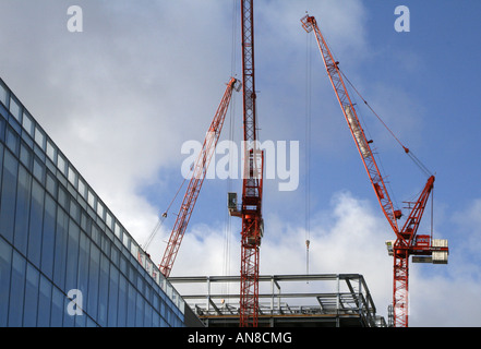 Krane gegen die Sommer-Skyline, Gebäude weitere Büros in Stadt Zentrum Manchester. Stockfoto