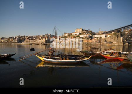 PORTO PORTUGAL alten aussehende Boote mit Leergebinde Portwein werben Port Weinprobe Lodges am Südufer des Rio Douro Stockfoto