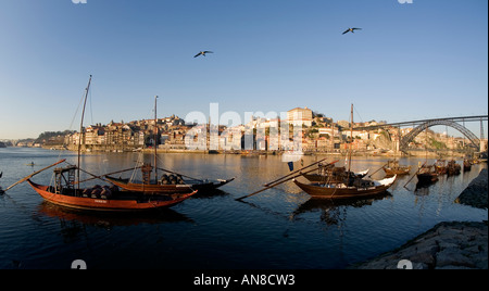 PORTO PORTUGAL alten suchen Boote mit leeren Portwein Fässern am Rio Douro Stockfoto