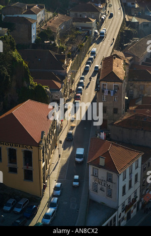 PORTO PORTUGAL geparkten Autos und Verkehr auf lange steile Straße führt zu Lagerhallen der Portwein-Industrie Stockfoto