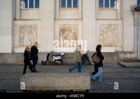 COIMBRA-PORTUGAL-Dozenten und Studenten kommen an Universität von Coimbra gegründet 1537 beachten Sie Bas Relief Wandbilder Stockfoto