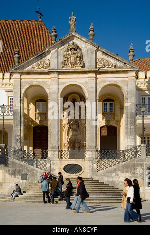 COIMBRA-PORTUGAL-Studenten in den inneren Kern der Universität von Coimbra Stockfoto
