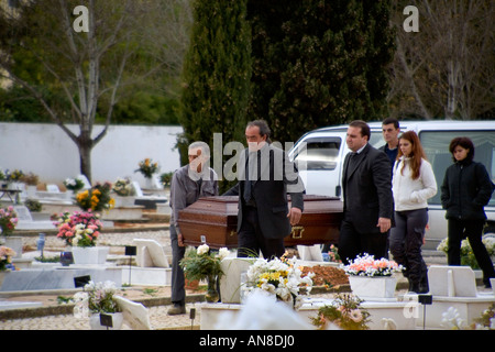 ESTORIL PORTUGAL Sargträger mit Sarg sind gefolgt von Familienmitgliedern ankommen für die Beerdigung im Friedhof Stockfoto
