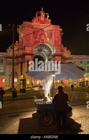 Lissabon PORTUGAL Kastanie Verkäufer in der Stadt s Praca Comercio Commerce Square während der Weihnachtszeit Saison im Hintergrund gateway Stockfoto