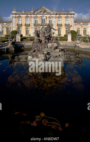 QUELUZ PORTUGAL Pool und reich verzierten Brunnen Neptun mit seinem Dreizack, begleitet von anderen mythischen Figuren in den formalen Gärten Stockfoto