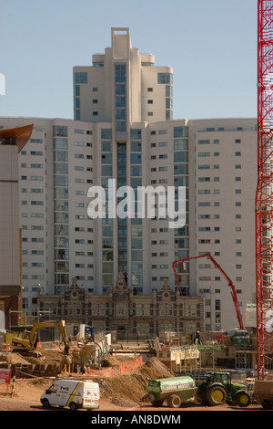 Vorderansicht des Altolusso das Wohnhaus mit original viktorianischen Fassade unten & St Davids II Baustelle vor Stockfoto