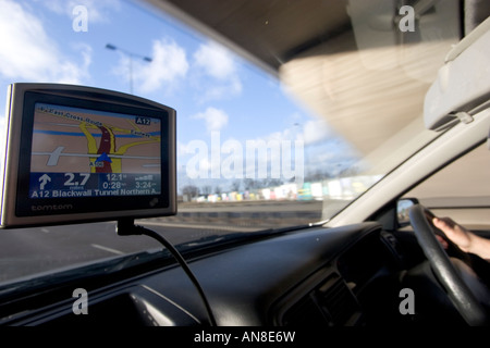 TomTom Car Satellitennavigationssystem TomTom NV ist ein niederländischer Hersteller von Navigationssystemen für die Automobilindustrie, das Auto wird in London, Großbritannien, gefahren Stockfoto