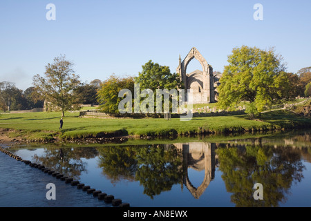 Flusses Wharfe reflektieren Bolton Abbey Augustiner Kloster Ruinen in Yorkshire Dales National Park. Wharfedale Yorkshire England UK Stockfoto