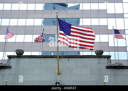 Die amerikanische Flagge in die kalte Winterluft in der Innenstadt von Chicago Illinois USA Stockfoto
