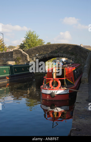 Narrowboats durch Wharf günstig auf der prings Zweig'' von Leeds und Liverpool Canal Basin durch eine Brücke in der Stadt. Skipton North Yorkshire England Großbritannien Großbritannien Stockfoto