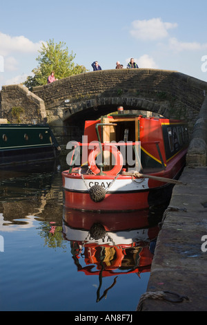 Narrowboats vertäut Wharf auf Federn Zweig der "Leeds und Liverpool" Kanal-Becken von ^ Coach Street Bridge im Stadtzentrum Stockfoto