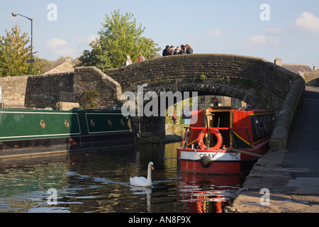 Narrowboats Wharf auf"Quellen" "Leeds-Liverpool" Kanal-Becken von Coach Street Bridge Skipton Yorkshire England UK Stockfoto