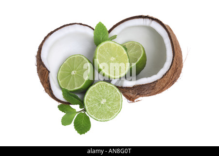 Kokosnuss, Limetten und Minze Blätter ausgeschnitten auf weißem Hintergrund Stockfoto