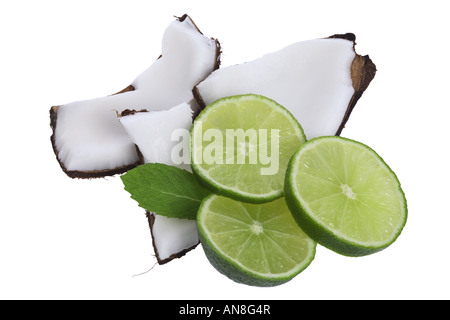 Kokos-Limette ausgeschnitten auf weißem Hintergrund Stockfoto