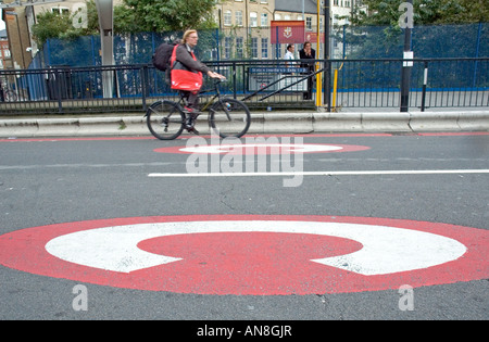 Staus Kosten Zeichen mit Radfahrer im Hintergrund alte Straße Kreisverkehr London England UK unterwegs Stockfoto
