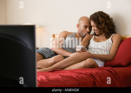 African paar kuscheln im Bett Stockfoto