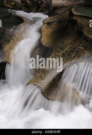 Paradies-Fluss Kaskadierung über Granitfelsen im Mount Rainier National Park Stockfoto