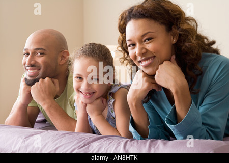 Porträt der afrikanischen Familie drinnen Stockfoto