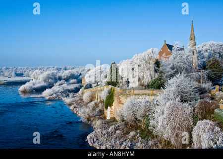 Der Fluss Tweed und seinen Banken in Kelso gesehen von Rennies Brücke in der Mitte des Winters frost Stockfoto