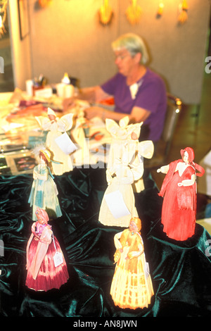 Herstellung von Mais Schale Puppen, die Folk Art Center, Blue Ridge Parkway, Asheville, North Carolina, USA Stockfoto