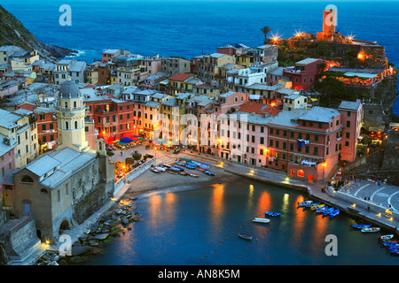Abend in Vernazza Marina, Italien Stockfoto