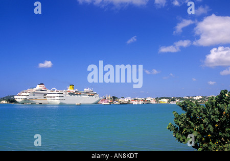 Kreuzfahrtschiffe im Hafen, St. John's Harbour, Antigua & Barbuda, Karibik. Stockfoto