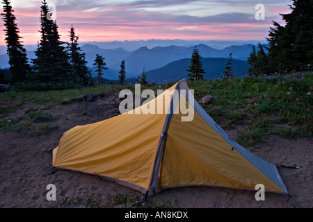 Sonnenuntergang über Backcountry-Camp in North Cascades Stockfoto