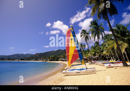 Segelboot auf Carlisle Bay Beach Antigua, Antigua & Barbuda, Karibik. Stockfoto