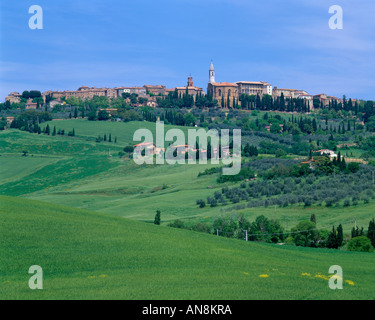 Toskana Italien Skyline mit Türmen der Hügel Stadt Pienza in der Val d Orcia Stockfoto