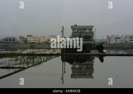 Oberschicht Landhaus neben gefluteten Reisfeldern Yilan county Taiwan Volksrepublik China Stockfoto