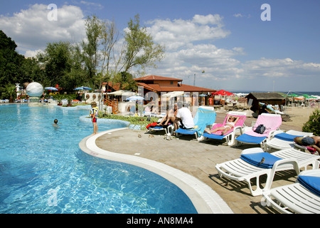 Varna Golden Sands Urlaub Tourist Chaise Lounge Dach Schwimmbad Bucht Pier Strand Resort Schwarzmeer Küste typischen Regionalabdeckung Stockfoto