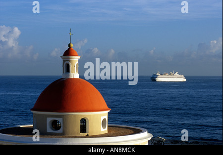 San Juan Puerto Rico Kreuzfahrtschiff vorbei Fort San Felipe del Morro (el Morro). Stockfoto