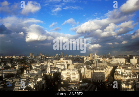 London nach einem Sturm, die Londoner Skyline am späten Nachmittag Stockfoto