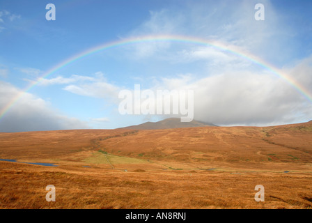Ein bunter Regenbogen über der abgelegensten und wildesten Szenen in der Nähe der Norden Schottlands, britische Inseln. Stockfoto
