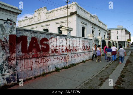 Pro Kuba anti-American Graffiti an der Wand in Rio Gallegos, Argentinien Stockfoto
