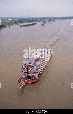 Ein Schaufelrad-Dampfer namens Mississippi Queen auf dem Mississippi River in der Nähe der Stadt St. Louis Stockfoto