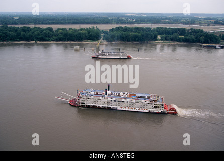 Das Schaufelrad-Dampfschiffe Mississippi Queen und Delta Queen in der great American Steamboat Race auf dem Mississippi Stockfoto