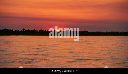 Sonnenuntergang auf dem Mississippi River in der Nähe von Helena Arkansas im Mississippi-Delta Stockfoto