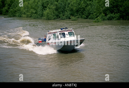 Ein Sheriff s Abteilung Such- und Boot auf dem Mississippi River im nördlichen Louisiana im Mississippi-Delta Stockfoto