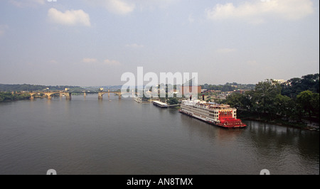 Die Schaufelrad-Dampfer Mississippi Queen docks in der Nähe der berühmten Tennessee Aquarium auf dem Tennessee River Stockfoto