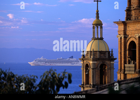 Kreuzfahrtschiff und Kirche der Muttergottes von Guadalupe Puerto Vallarta Mexiko Stockfoto