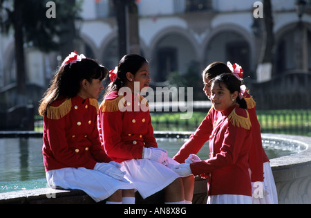 Junge uniformierte Schulmädchen in Plaza Grande, Patzcuaro, Michoacan, Mexiko Stockfoto