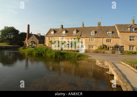 Untere Schlachtung Dorf und dem kleinen Auge Bach in den Cotswolds hat das Dorf eine Wassermühle, die im 19. Jahrhundert erbaut. Stockfoto