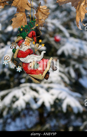 Sankt Nikolaus Baum Ornament hängen im Schnee bedeckt Wald Stockfoto