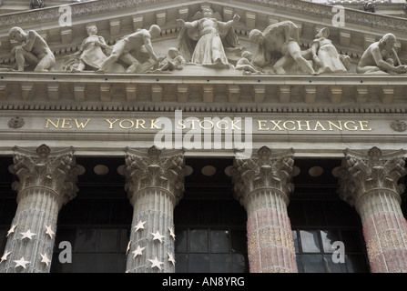 Fassade des New York Stock Exchange an Weihnachten, New York City, USA Stockfoto