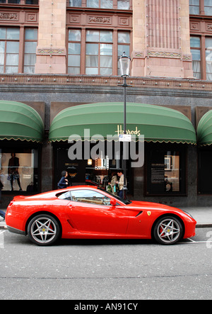 Rote high-Performance-Auto geparkt außerhalb Harrods in London Stockfoto