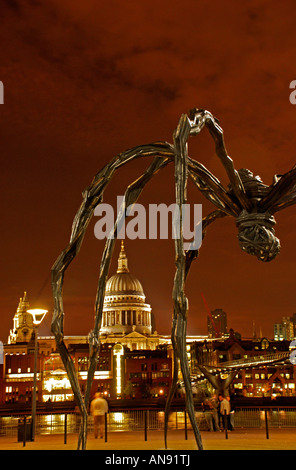 Maman Spider von Louise Bourgeois außerhalb Tate Modern Gallery mit St Pauls Cathedral im Hintergrund in der Nacht Stockfoto