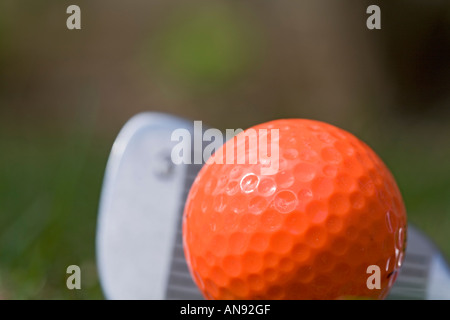 3 Eisen orange Golfball auf hölzernen Abschlag Abschlag Stockfoto