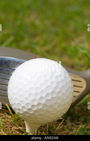 Treiber Golfclub weißen Ball auf hölzernen Abschlag Abschlag Stockfoto