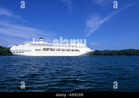 Kreuzfahrtschiff auf dem Gatun Lake in der Kanalzone, Gamboa, Panama Stockfoto